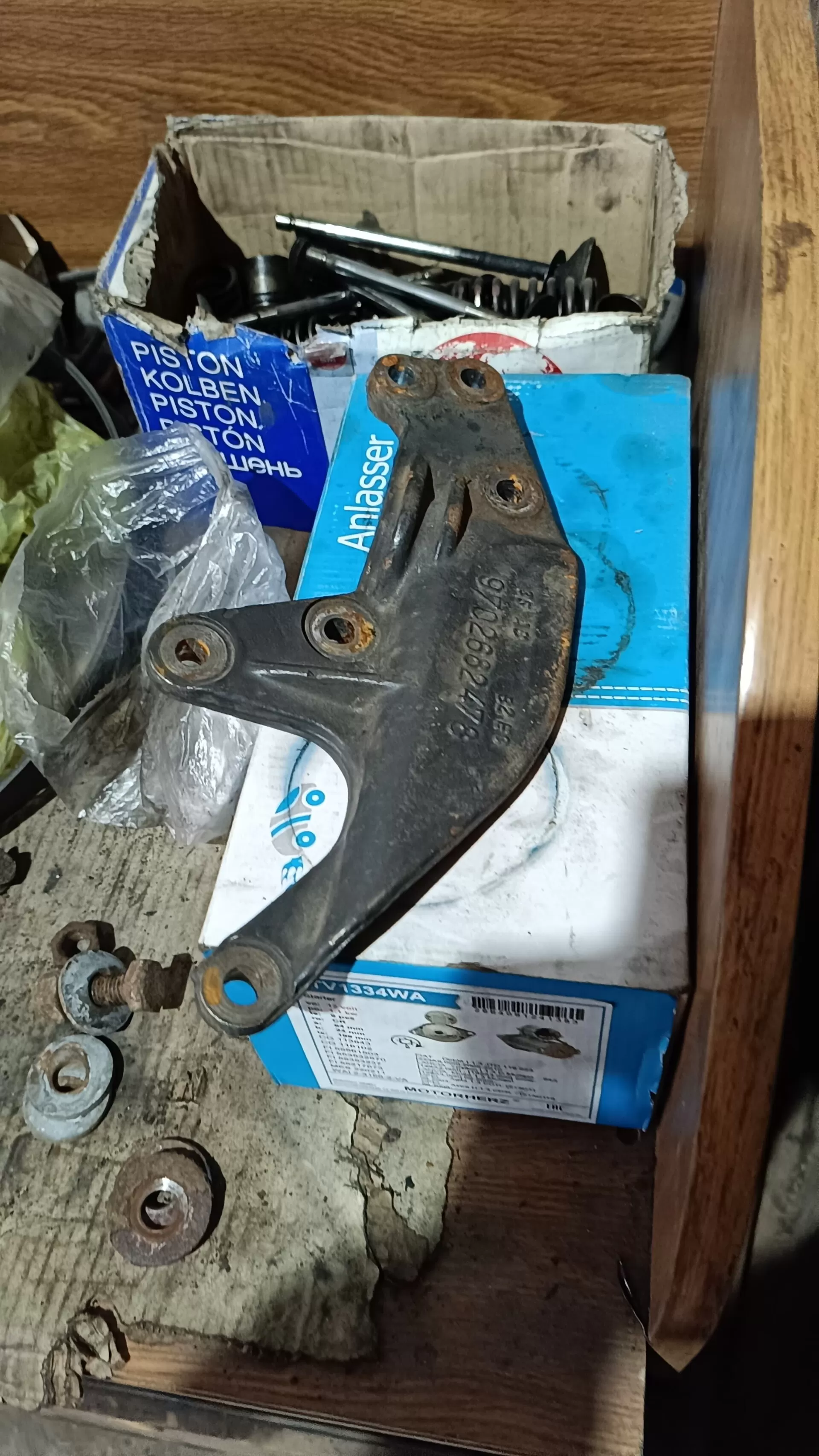 A9702682478 кронштейн крепления ручки КПП Мерседес-Бенц Атего