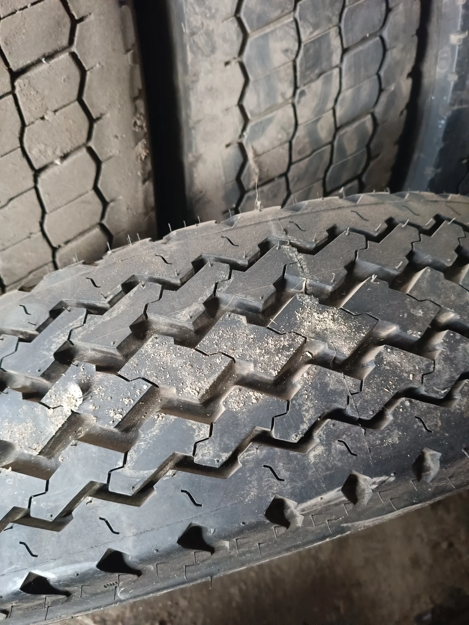 Резина 215/75*17,5 б/у 